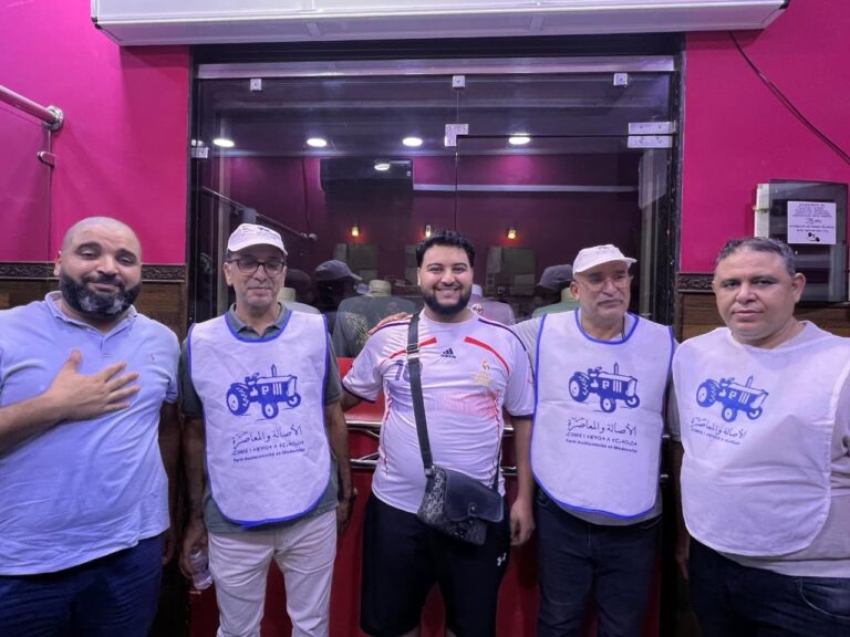 العروي تحتضن المومني.. مسيرة حاشدة تهز قلب المدينة من الشارع الرئيسي إلى الزهور ووزاج وسط الأحضان والزغاريد وحضور قوي للجرار