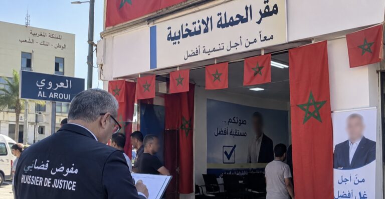مفوض قضائي يوثّق واقعة الأعلام الوطنية بمقر حملة انتخابية بالعروي.. والواقعة تثير نقاشاً قانونياً