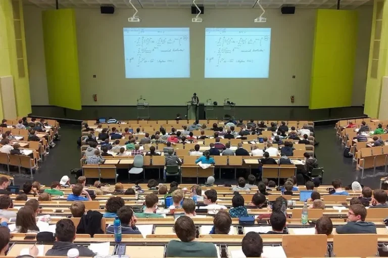 طلبة مغاربة في حالة ترقب بسبب تأخر تأشيرات الدراسة إلى رومانيا مع اقتراب الدخول الجامعي
