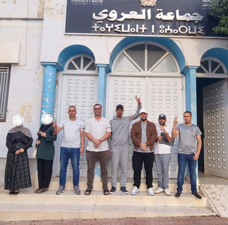الشارات الحمراء تقتحم دورة جماعة العروي.. حاملو الشهادات يحتجون بصمت ويضعون ملف البطالة أمام المنتخبين