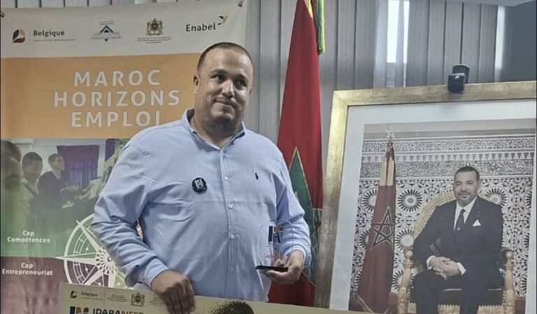 ابن العروي مراد الشمس يتوج بالجائزة الأولى في هاكاثون IDARANEET عن مشروع «الشرق كونكت للتشغيل»