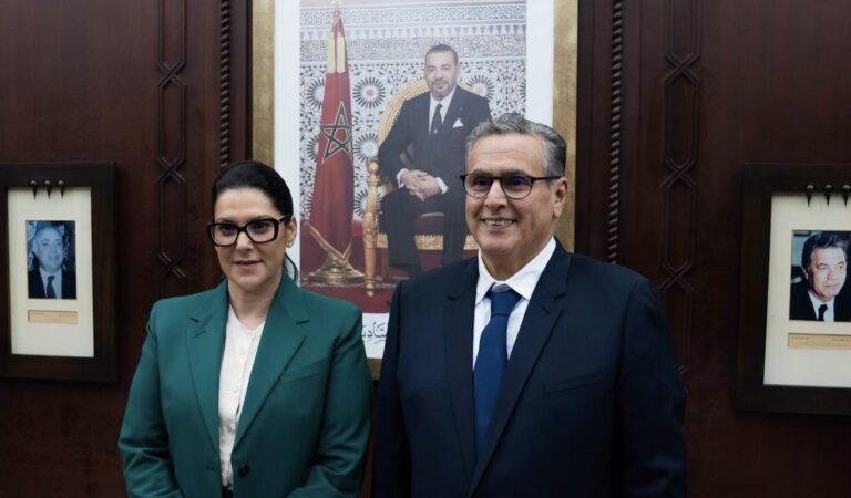 أخنوش يسلم سلط رئاسة الحكومة إلى المنصوري في احترام للتقاليد الإدارية