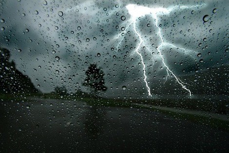نشرة إنذارية برتقالية.. زخات رعدية وتساقط البرد ورياح قوية بعدد من أقاليم المملكة السبت والأحد